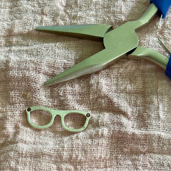 Silver glasses charm - Picture 2 of 2